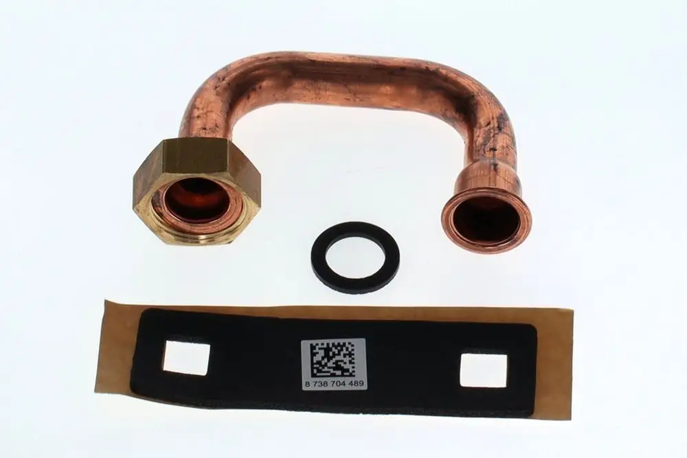 Kupferrohrbogen mit einer Metallmutter und einer Dichtung, ausgestattet mit einem Etikett. Teile von Bosch zur Verwendung in Leitungssystemen.